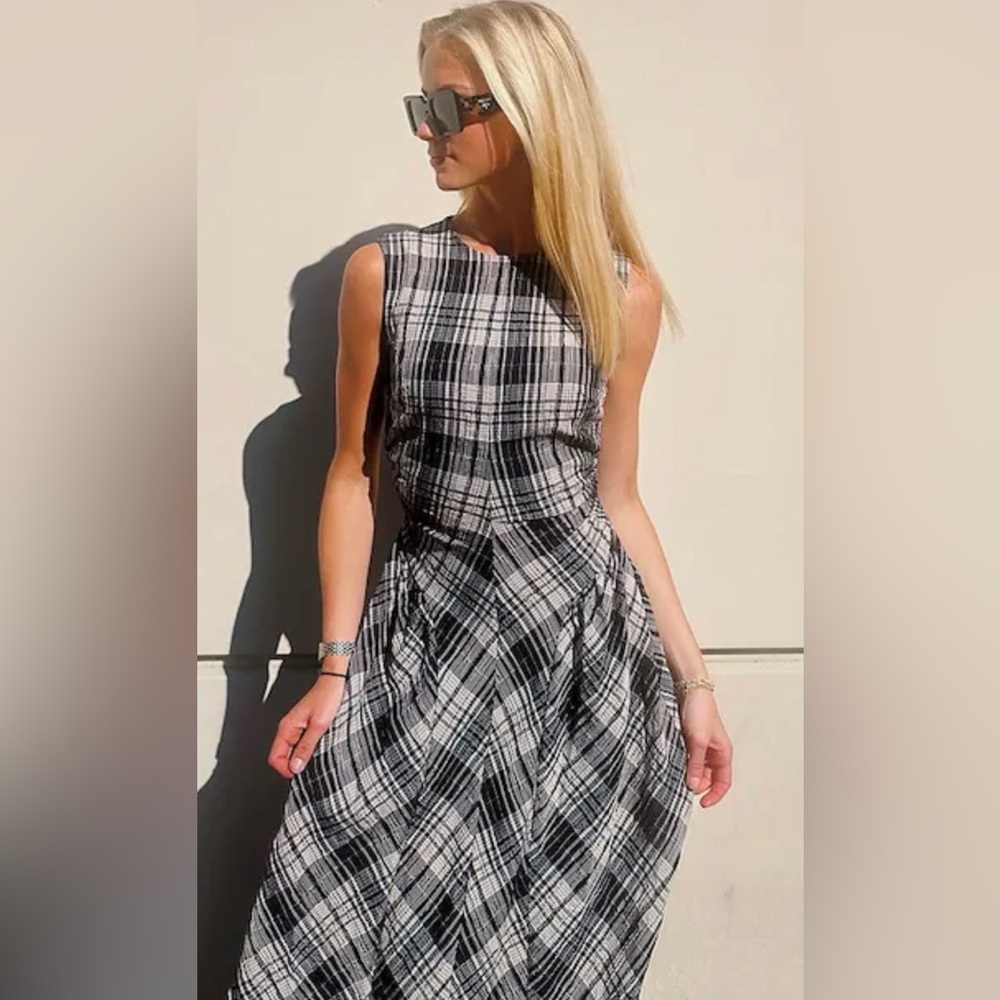 Antonio Melani
Erica Sleeveless Boat Neck Plaid Fit and Flare Maxi Dress - Picture 4 of 6